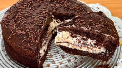 Bolo de Chocolate Recheado Simples e Delicioso