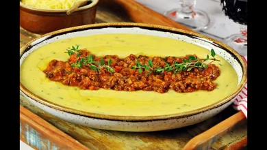 Polenta Italiana Cremosa com Molho Bolonhesa