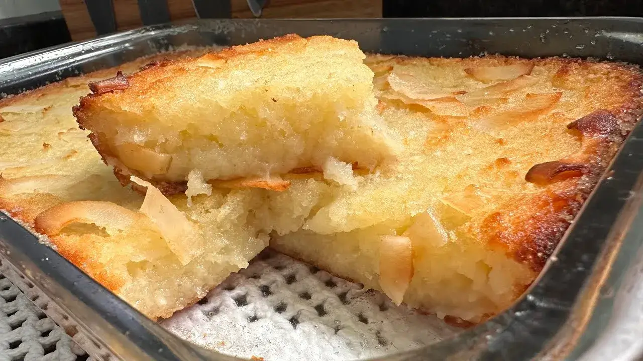 Esse bolo de festa junina combina o sabor clássico do coco fresco com a cremosidade...