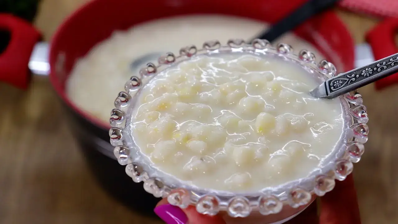 A canjica tradicional é uma sobremesa cremosa e saborosa feita com milho branco, muito consumida...
