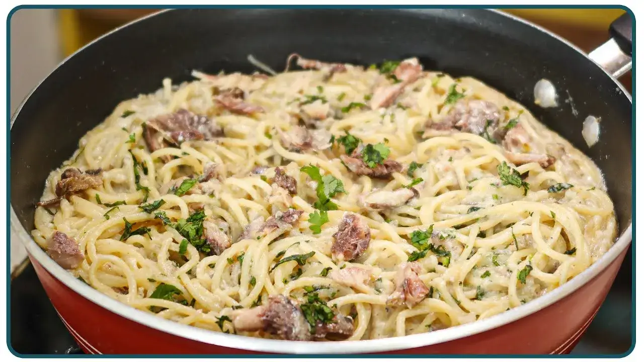 A macarronada de sardinha com molho cremoso é perfeita para servir no almoço ou jantar....