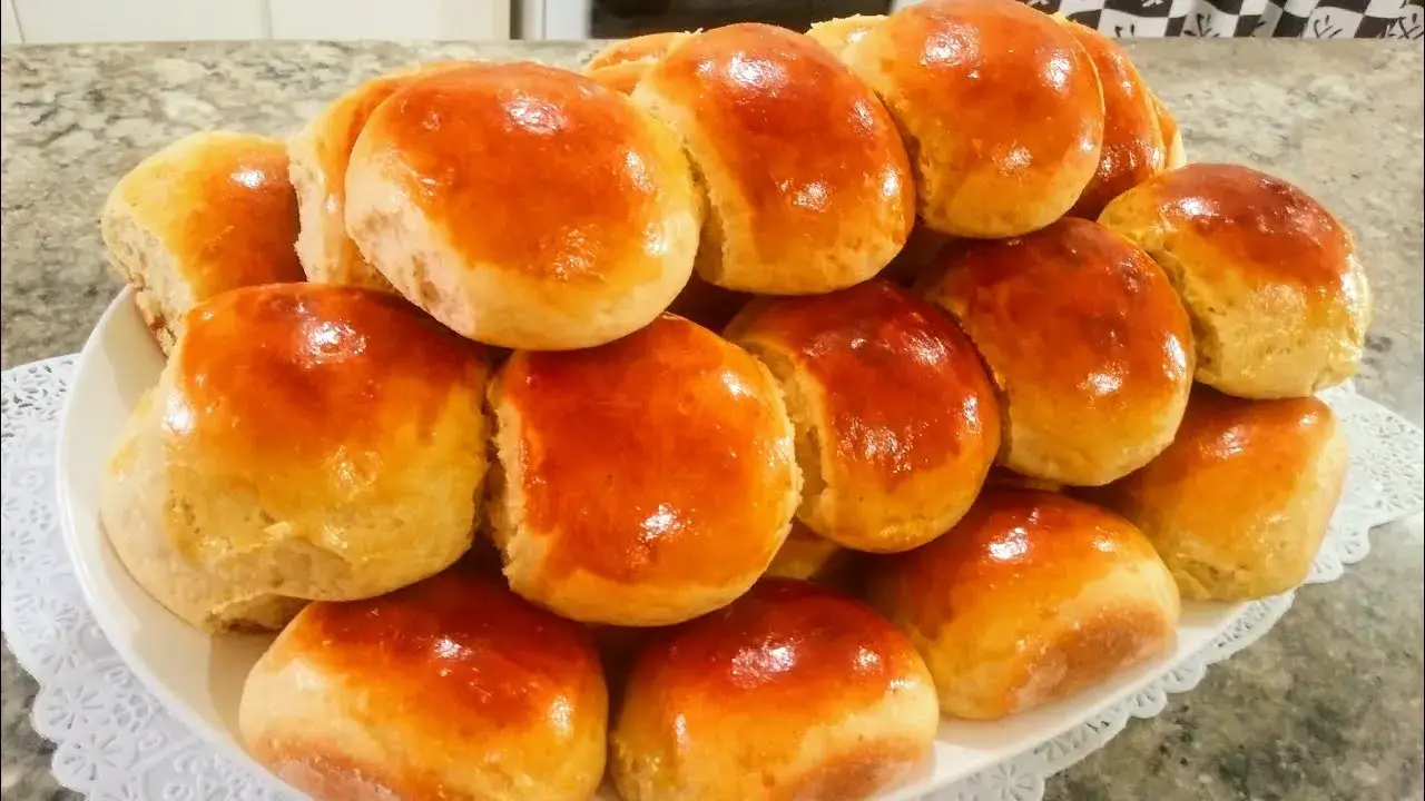 O pão de cebola é uma receita prática e deliciosa, ideal para o café da...