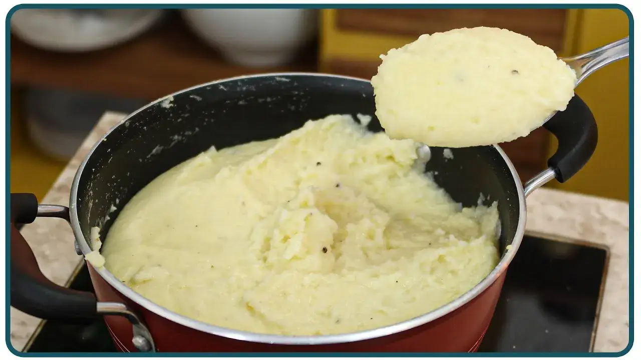 O purê de batata é uma receita tradicional muito apreciada para acompanhar diversos pratos, como...