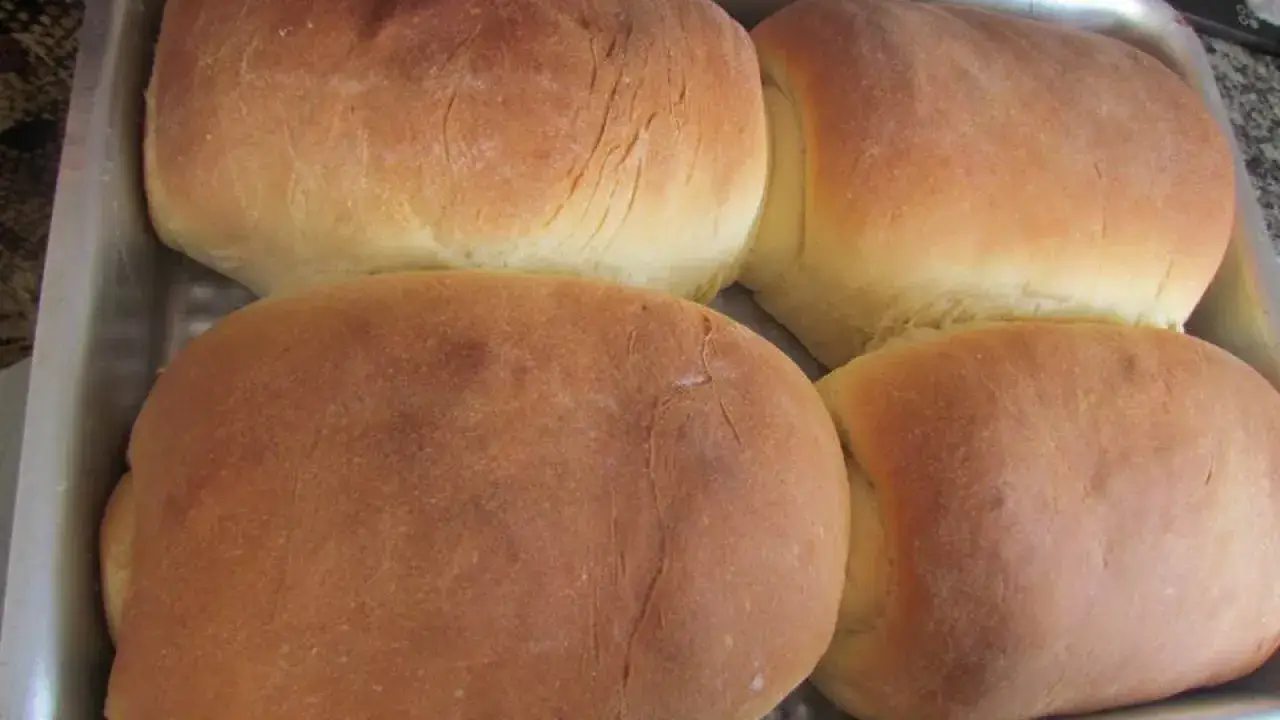 O pão de massa sovada é uma receita clássica da culinária caseira, ideal para o...