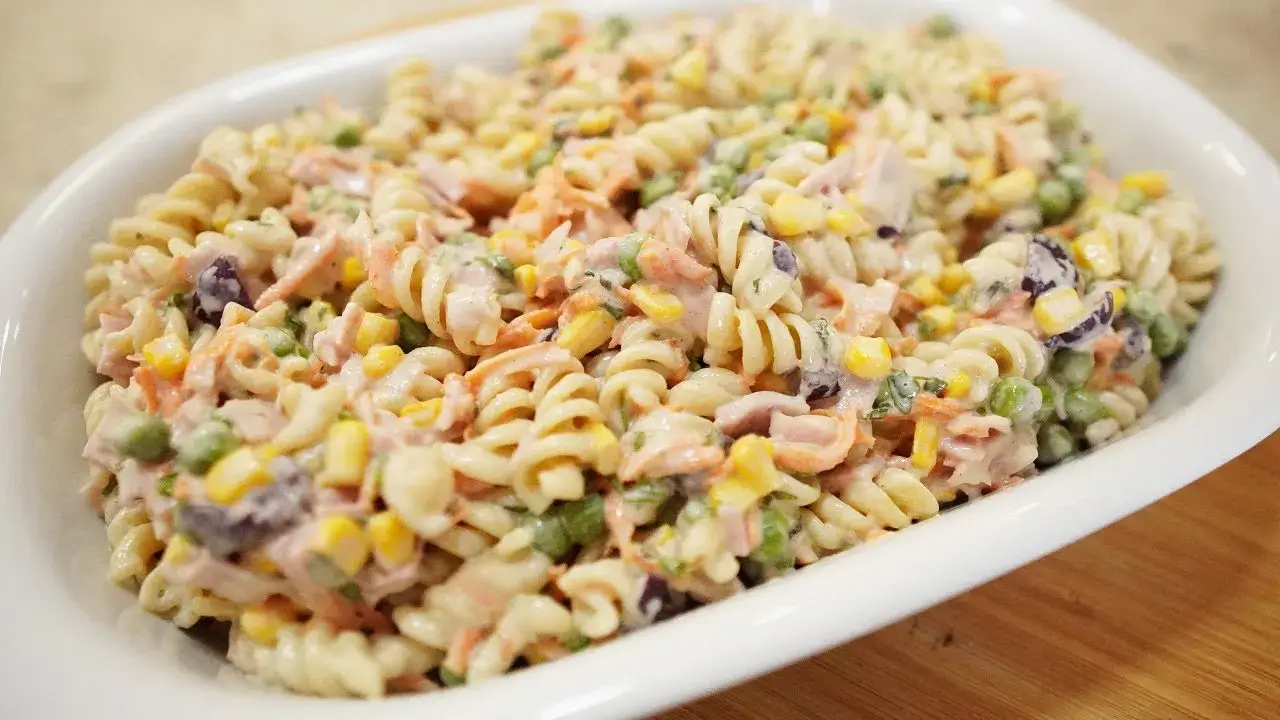 A salada de macarrão é uma opção prática e saborosa para quem quer uma refeição...