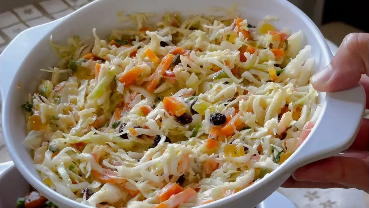 A salada de repolho com molho agridoce é uma opção prática, saborosa e refrescante para...