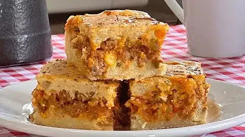 A torta salgada de carne moída é uma receita tradicional, muito apreciada tanto no café...
