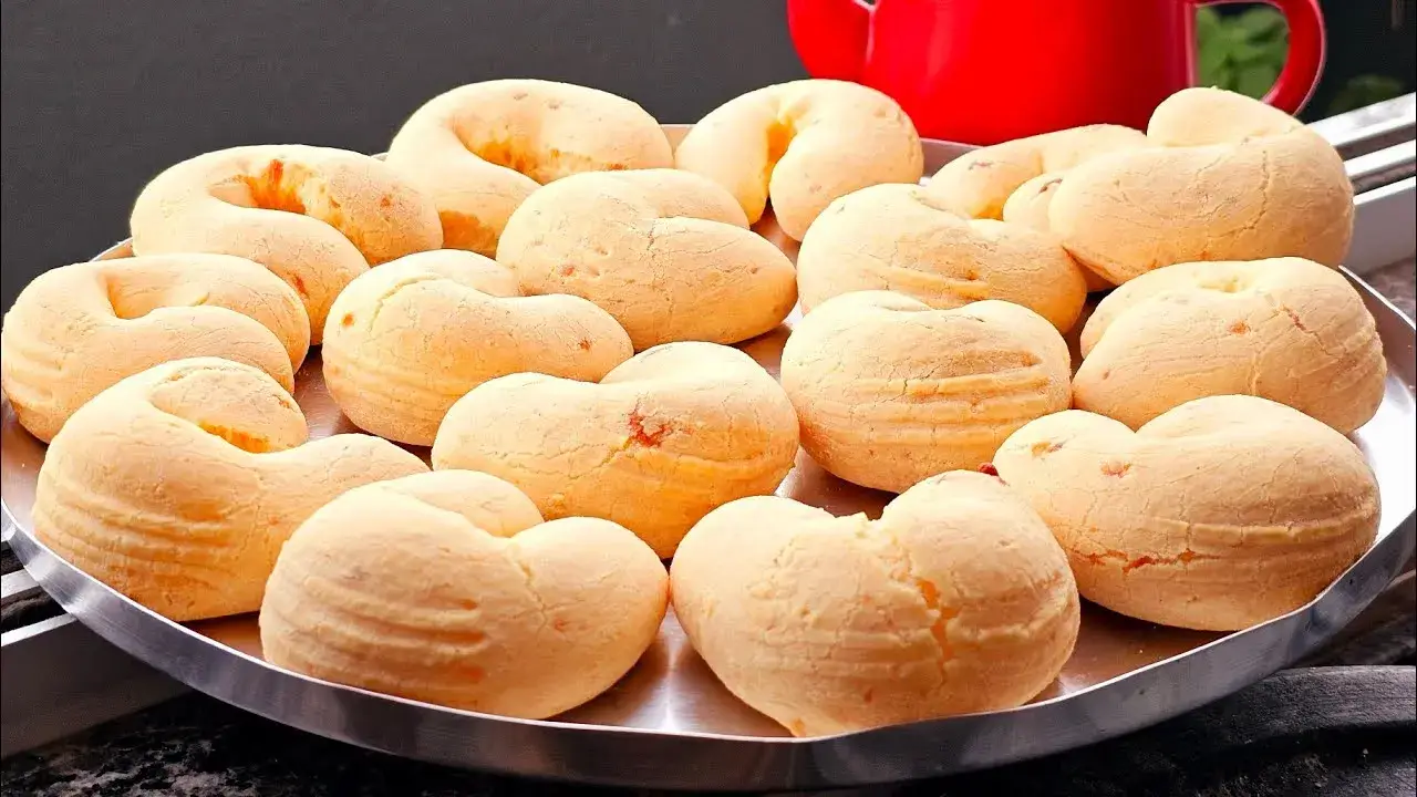O biscoito de queijo é uma opção deliciosa para acompanhar um café da manhã ou...