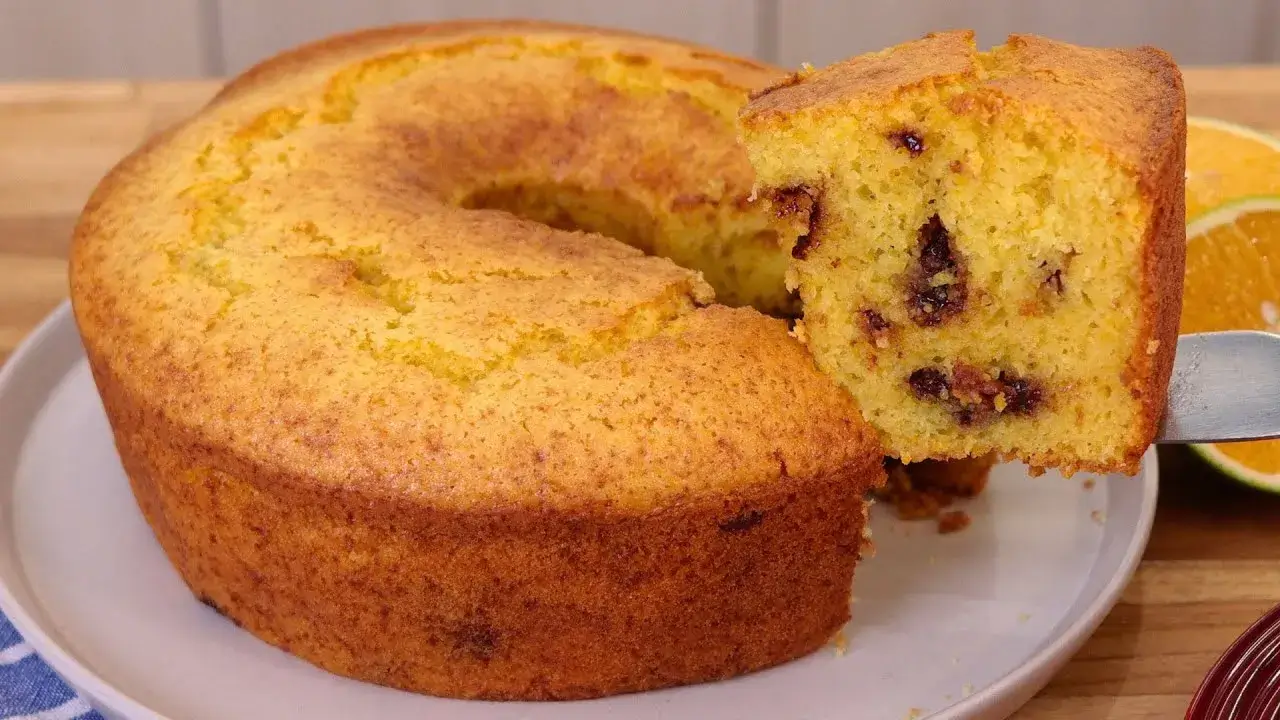 O bolo de laranja com chocolate é uma receita simples e deliciosa, perfeita para quem...