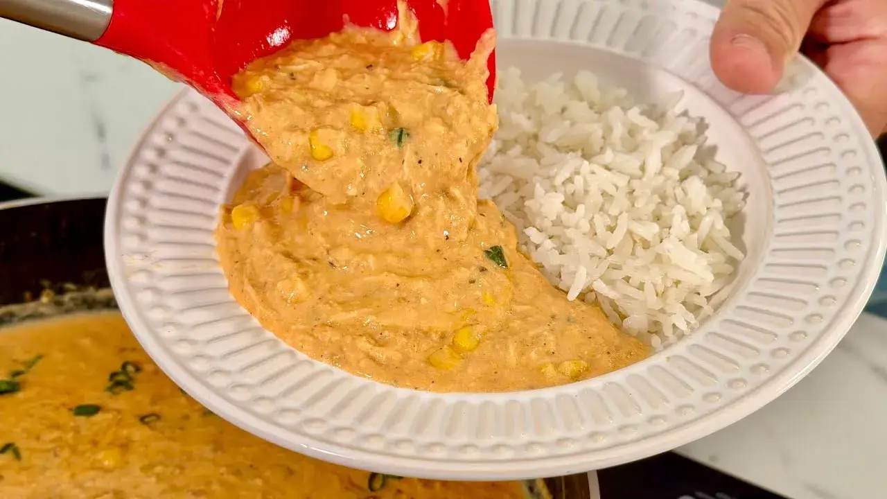 O frango cremoso, também conhecido como creme de galinha, é uma receita tradicional do Nordeste,...