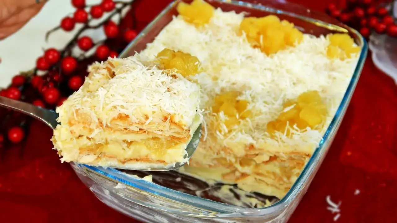 O pavê de abacaxi com coco é uma sobremesa prática e deliciosa, perfeita para servir...
