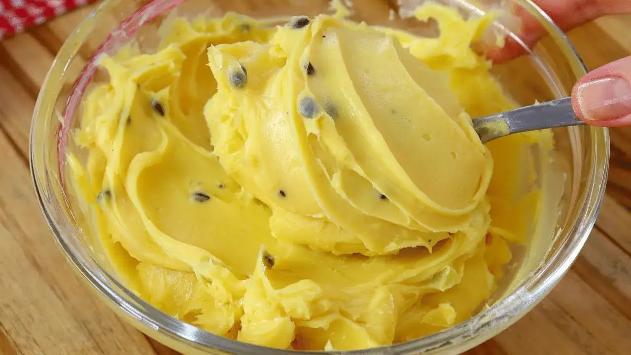 O recheio de maracujá é um dos mais usados nas confeitarias por ter aquele sabor...